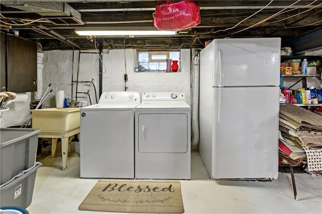 1405 Bellaire Pl, Brookline, PA 15226 - laundry room featuring washing machine and clothes dryer