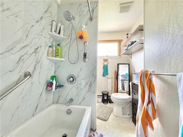 628 Superior St, New Castle/4Th, PA 16101 - bathroom with toilet, tub / shower combination, and a textured ceiling