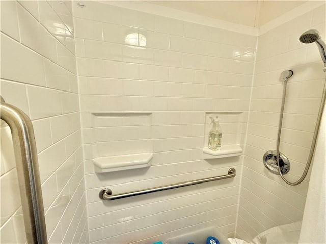628 Superior St, New Castle/4Th, PA 16101 - full bathroom featuring a tile shower