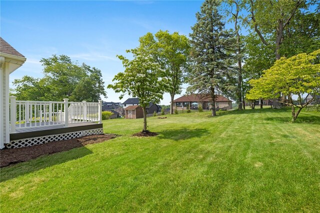 11660 Dennis Cir N, Huntingdon, PA 15642 - view of grassy yard with a deck