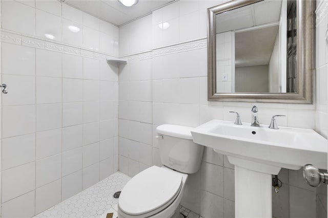 11660 Dennis Cir N, Huntingdon, PA 15642 - bathroom featuring tiled shower, toilet, and tile walls