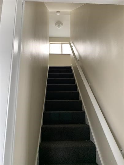 551-555 New Alexandria Rd, Hempfield Twp Wml, PA 15601 - stairway featuring baseboards
