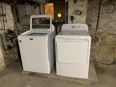 551-555 New Alexandria Rd, Hempfield Twp Wml, PA 15601 - washroom with independent washer and dryer