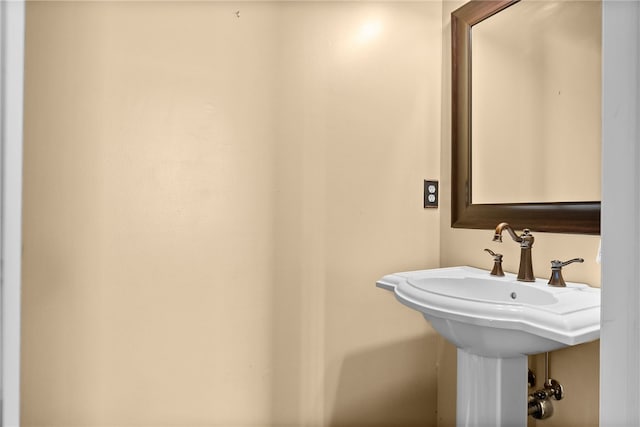 621 Columbia Ct, Adams Twp, PA 16046 - view of bathroom