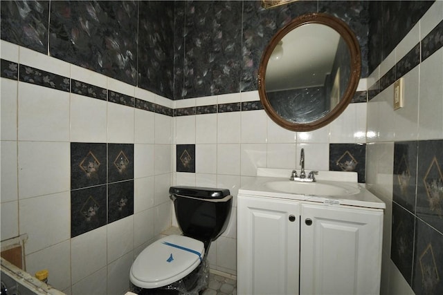 4605 2nd St, Versailles Boro, PA 15132 - bathroom with vanity, tile walls, and toilet