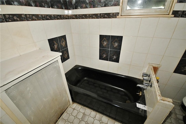 4605 2nd St, Versailles Boro, PA 15132 - full bath featuring tile walls, a bathtub, and toilet