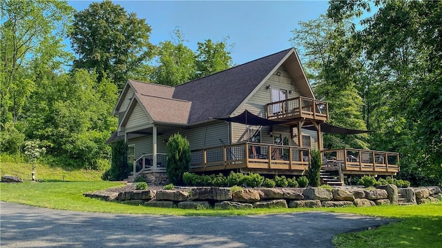 277 Dunn Rd, Hempfield Twp Wml, PA 15601 - view of front facade with a balcony, a shingled roof, a deck, and a front yard