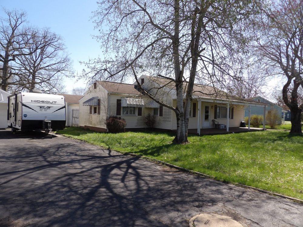 1009 Arlington Dr, Pymatuning Twp, PA 16125 - view of front of home featuring a porch and a front lawn