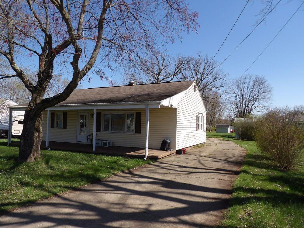1009 Arlington Dr, Pymatuning Twp, PA 16125 - view of front of property featuring covered porch, asphalt driveway, and a front yard