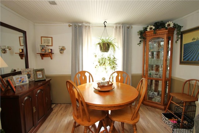 1467 Hayden Blvd, Elizabeth Twp/Boro, PA 15037 - dining area featuring light wood finished floors, wainscoting, and ornamental molding