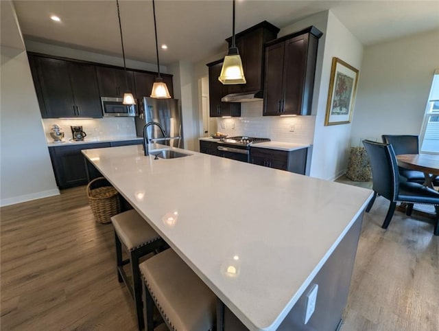 137 Red Horse Dr, Buffalo Twp But, PA 16055 - kitchen featuring stainless steel appliances, a sink, wood finished floors, a large island, and tasteful backsplash