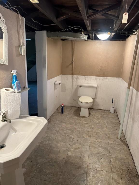 1810 Ridge Ave, Arnold, PA 15068 - bathroom with toilet and a sink