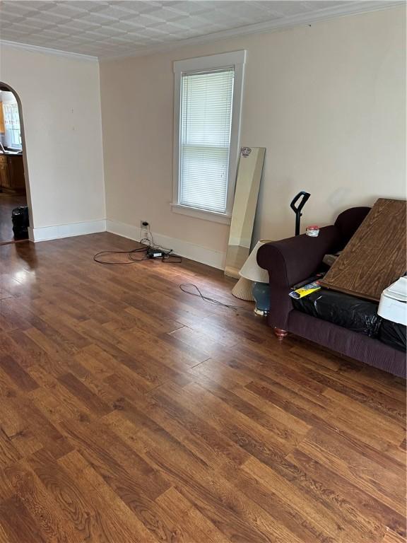 1810 Ridge Ave, Arnold, PA 15068 - living area featuring arched walkways, wood finished floors, and crown molding