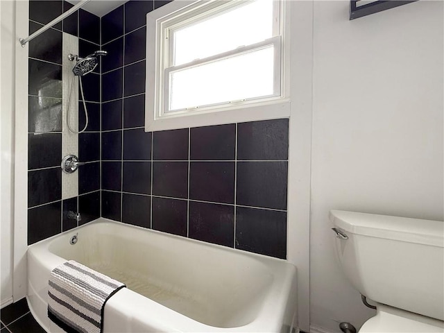 419 Washington Ave, Leechburg Boro, PA 15656 - bathroom with toilet and washtub / shower combination