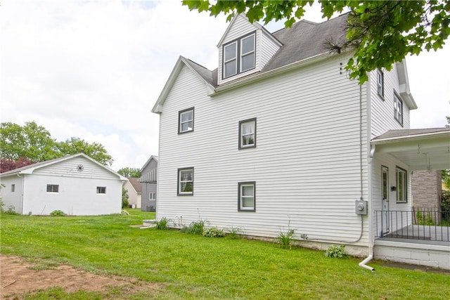 419 Washington Ave, Leechburg Boro, PA 15656 - view of side of home with a yard