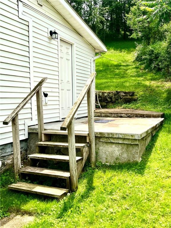 127 Tipple Row Rd, Hempfield Twp Wml, PA 15601 - view of deck