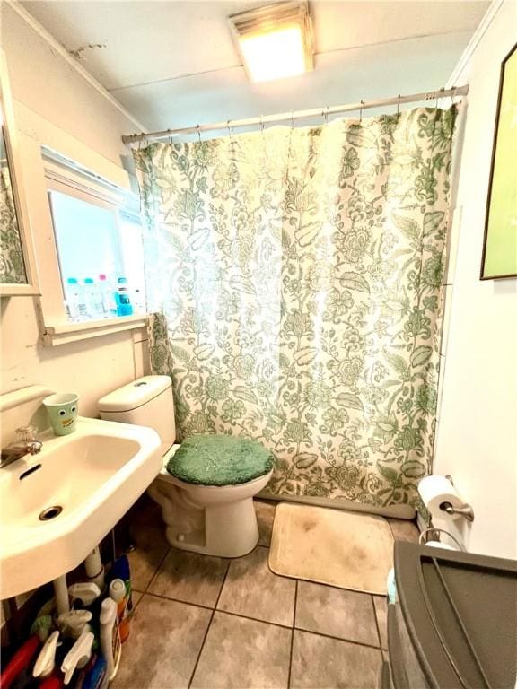 127 Tipple Row Rd, Hempfield Twp Wml, PA 15601 - full bath featuring toilet, tile patterned flooring, crown molding, and a shower with shower curtain