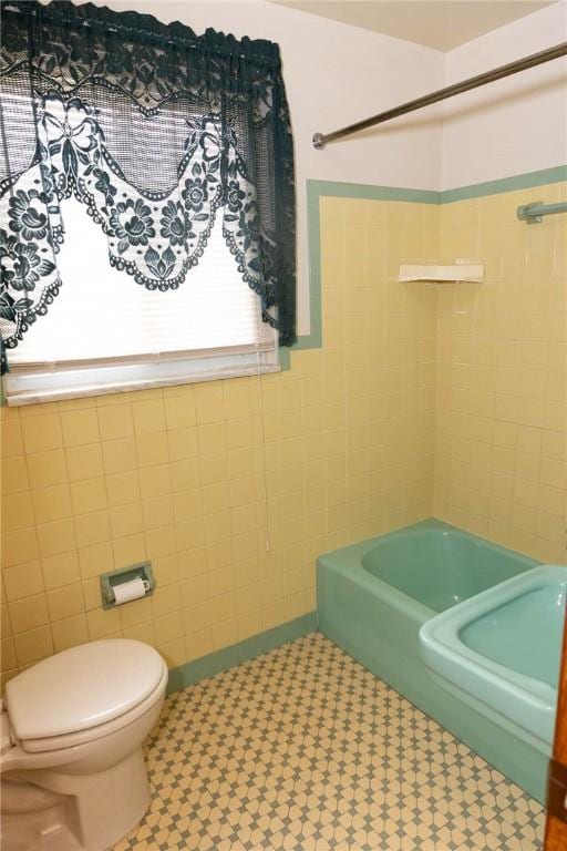 3183 Glendale Ave, Brentwood, PA 15227 - bathroom with tile walls, toilet, and bathing tub / shower combination