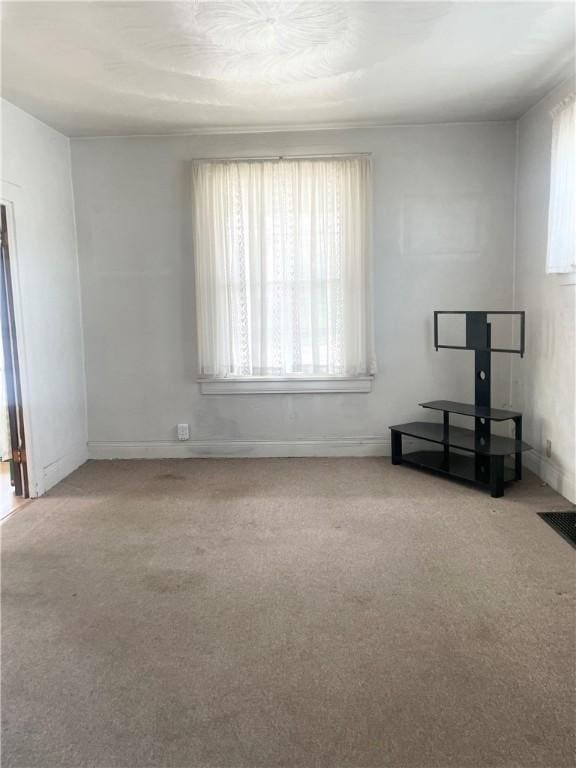 622 E 10th Ave, Tarentum, PA 15084 - unfurnished living room featuring carpet floors and baseboards