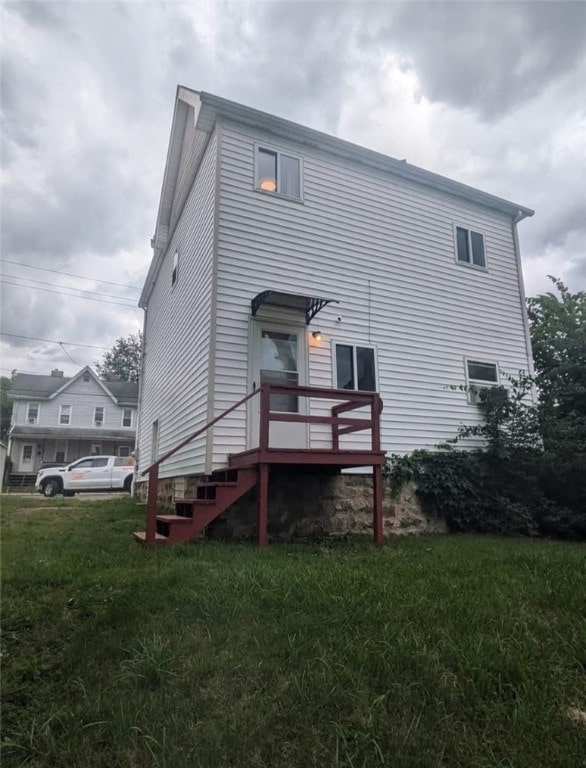 115 N Ray St, New Castle/3Rd, PA 16101 - rear view of house with a yard