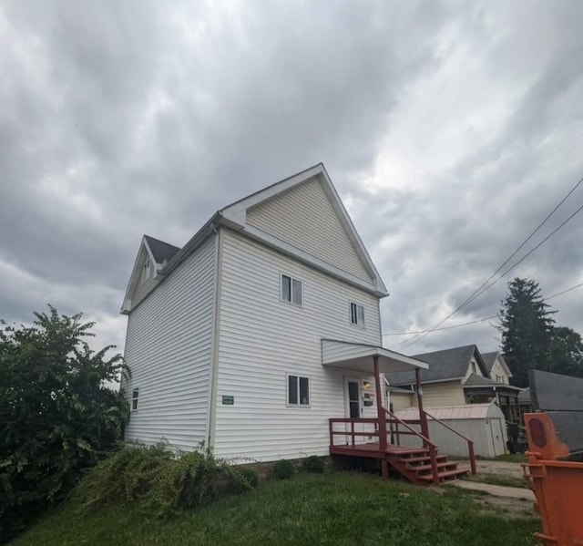 115 N Ray St, New Castle/3Rd, PA 16101 - back of property with a wooden deck