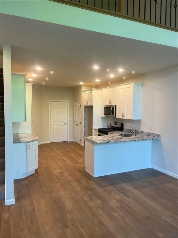 1558 NW Parkwood Pointe Dr, Moon/Crescent Twp, PA 15046 - kitchen featuring appliances with stainless steel finishes, light stone counters, baseboards, a peninsula, and recessed lighting