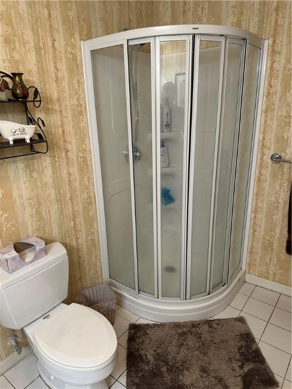 234 Adams Pointe Blvd Unit 10, Adams Twp, PA 16046 - full bath with tile patterned floors, wallpapered walls, a stall shower, toilet, and baseboards