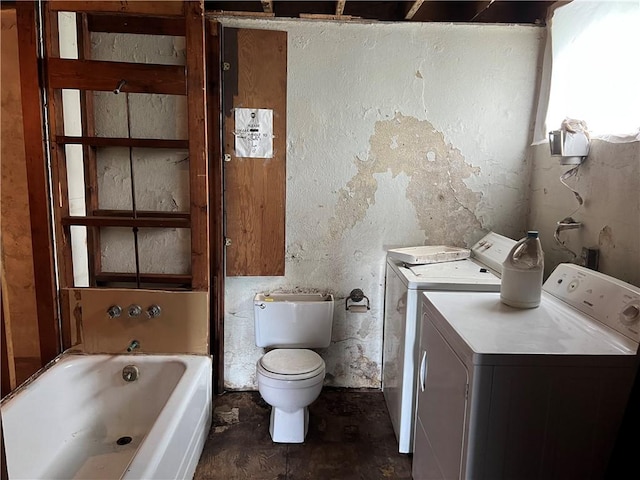 140 Smartnick Rd, Hempfield Twp Wml, PA 15601 - full bathroom featuring washer and clothes dryer, a bath, and toilet