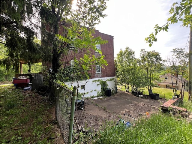 140 Smartnick Rd, Hempfield Twp Wml, PA 15601 - view of yard featuring a patio area