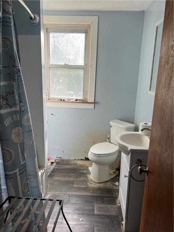 140 Smartnick Rd, Hempfield Twp Wml, PA 15601 - full bath with vanity, wood finished floors, toilet, a textured ceiling, and shower / tub combo with curtain