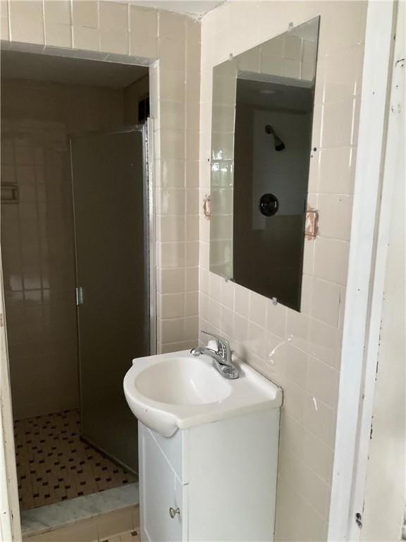157 Suncrest Dr, Verona, PA 15147 - bathroom featuring tile walls, vanity, tasteful backsplash, and a shower stall