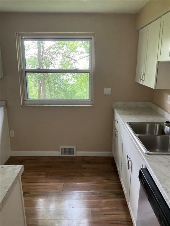 157 Suncrest Dr, Verona, PA 15147 - laundry area featuring a sink, wood finished floors, and baseboards