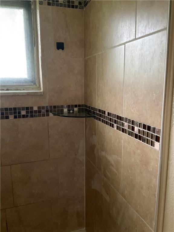 157 Suncrest Dr, Verona, PA 15147 - bathroom view of tiled shower