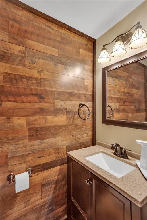 600 Buckingham Dr, Hempfield Twp, PA 15601 - bathroom featuring vanity