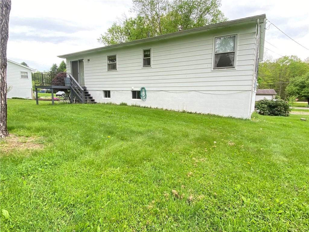 9 Oakview Dr, Hempfield Twp Mer, PA 16125 - rear view of property featuring a lawn, a wooden deck, and stairway