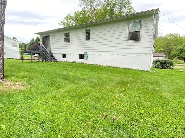 9 Oakview Dr, Hempfield Twp Mer, PA 16125 - rear view of property featuring a lawn, a wooden deck, and stairway