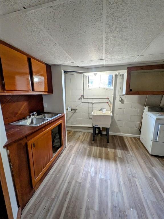 1105 Parkside Dr, Rear Brackenridge, PA 15014 - laundry area featuring washer / clothes dryer, a sink, and light wood-style flooring