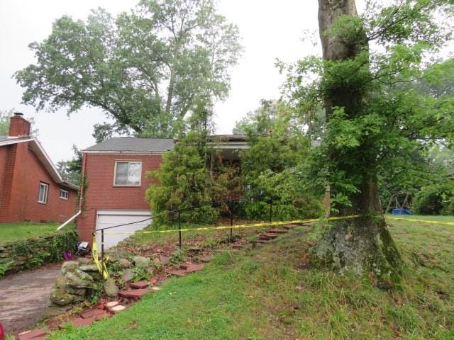 1845 Atkinson Pl, Wilkinsburg, PA 15235 - view of yard with a garage