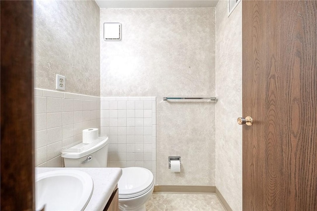 551 Sloop Dr Unit 61, Mccandless, PA 15237 - half bathroom with toilet, vanity, and a textured wall