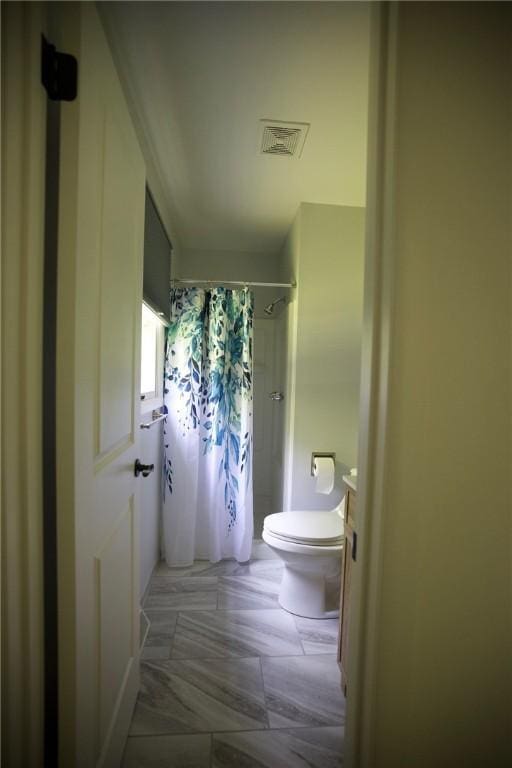 906 Arch Ave, Castle Shannon, PA 15234 - full bathroom with toilet, a shower with curtain, and vanity
