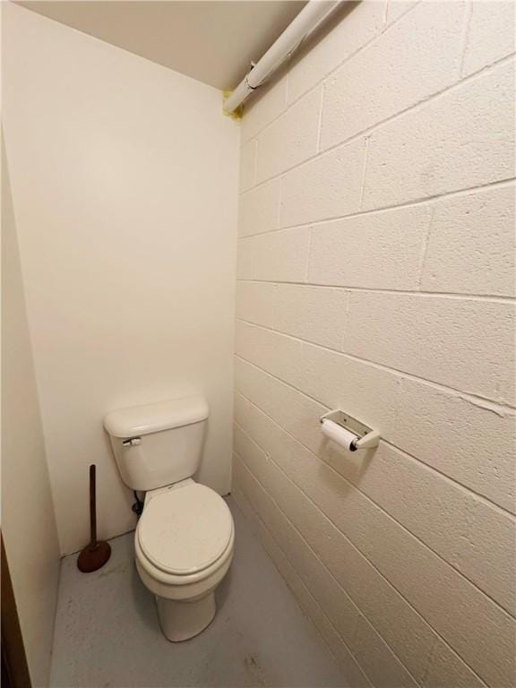 906 Arch Ave, Castle Shannon, PA 15234 - bathroom featuring toilet, concrete block wall, and concrete floors