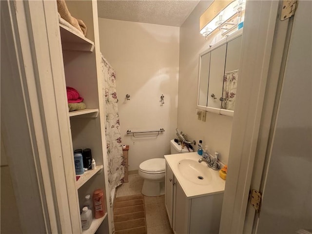 423 Lowell St, Vandergrift Wml, PA 15690 - full bath featuring vanity, toilet, a textured ceiling, and curtained shower