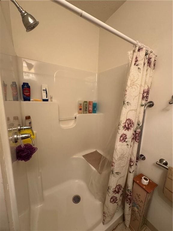 423 Lowell St, Vandergrift Wml, PA 15690 - bathroom featuring a shower with shower curtain
