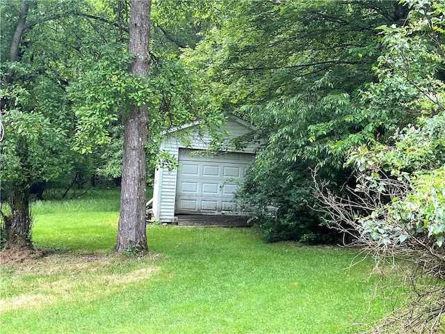428 Muddy Creek Dr, Brady Twp But, PA 16057 - view of grassy yard featuring an outdoor structure and a detached garage
