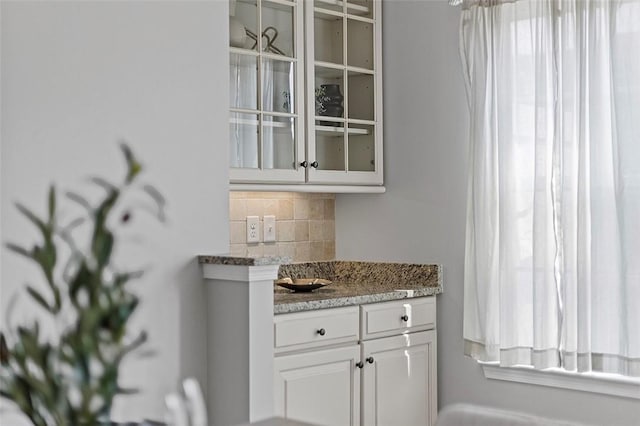 1009 Grey Fox Cir, Scott Twp Sal, PA 15017 - bar with tasteful backsplash