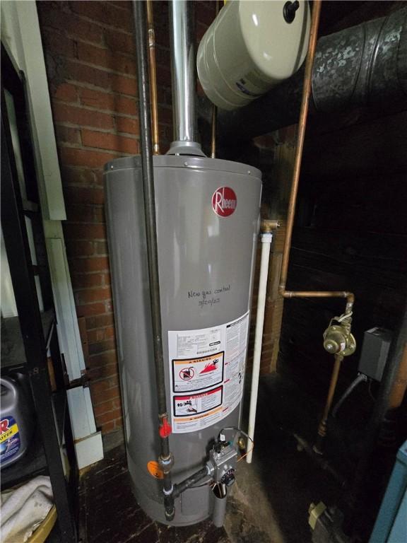 229 Bluff St, Canonsburg, PA 15317 - utility room featuring gas water heater