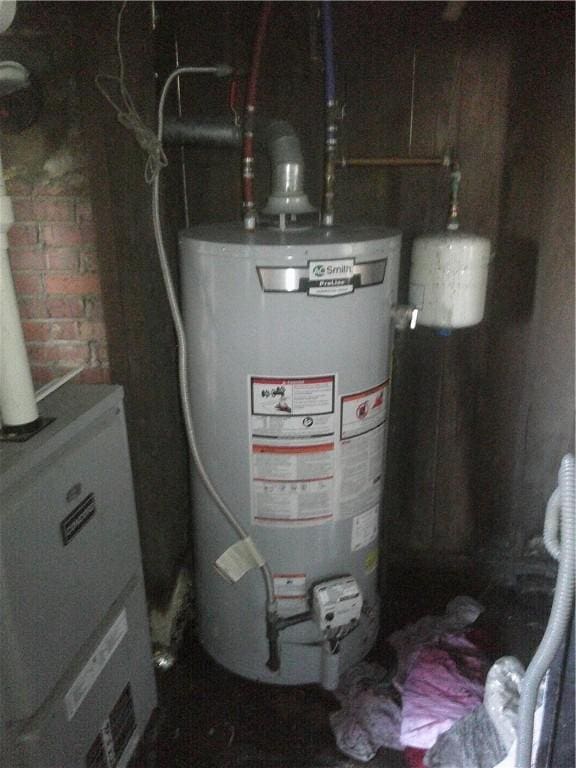 152 E Garrett St, Somerset Twp, PA 15501 - utility room with gas water heater