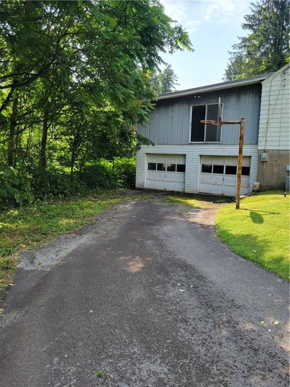 36 Daisytown Rd, Centerville, PA 15427 - view of front of property featuring a detached garage and a front yard