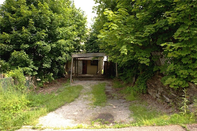 318 W 8th Ave, Tarentum, PA 15084 - view of yard featuring dirt driveway and a carport