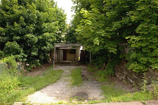 318 W 8th Ave, Tarentum, PA 15084 - view of yard featuring dirt driveway and a detached carport